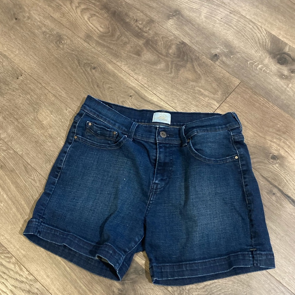 JUNIORS SIZE 4 LEVIS JEAN SHORTS